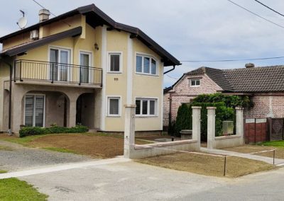 Ograda i pristupna staza obiteljske kuće