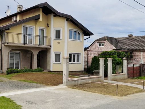 Ograda i pristupna staza obiteljske kuće